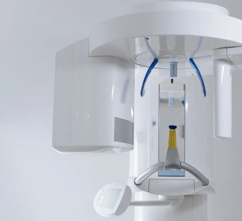 Apparecchio per tomografia volumetrica dentale, bianco, con il supporto per il mento.