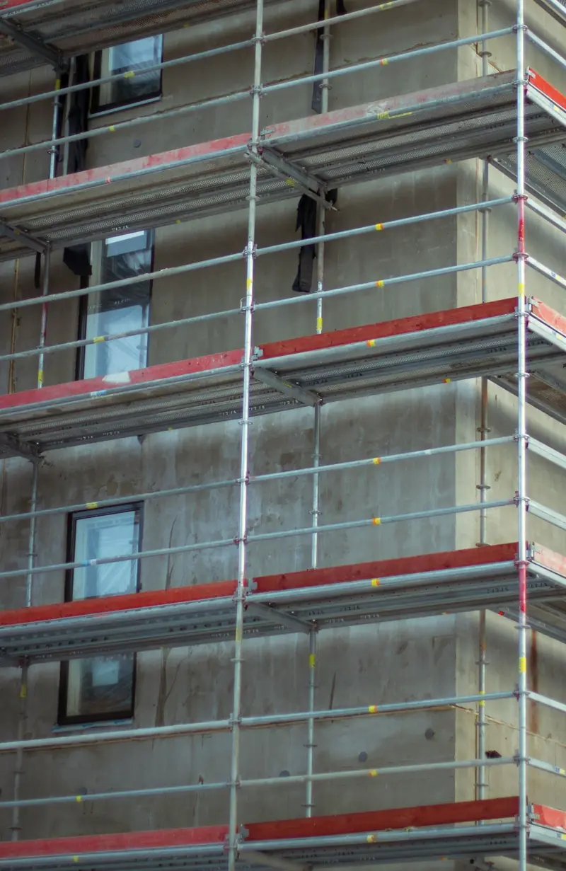 Ponteggio montato su tutta la facciata di un edificio durante la posa del cappotto termico.